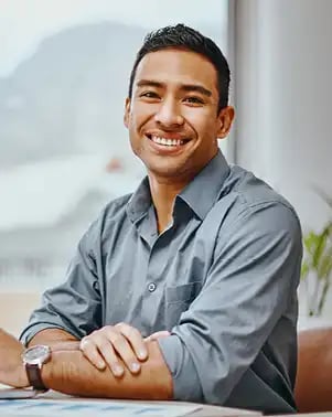 Homme souriant à son bureau